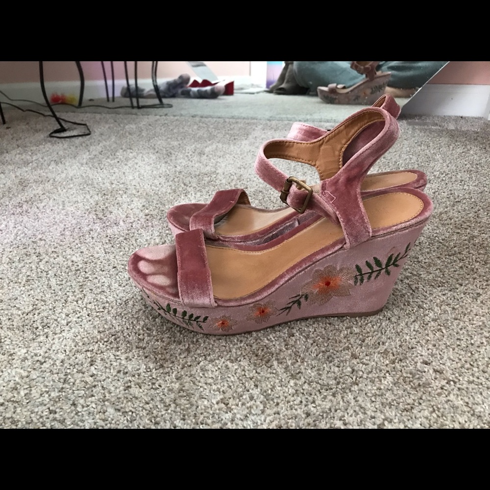 Pink embroidered wedges!